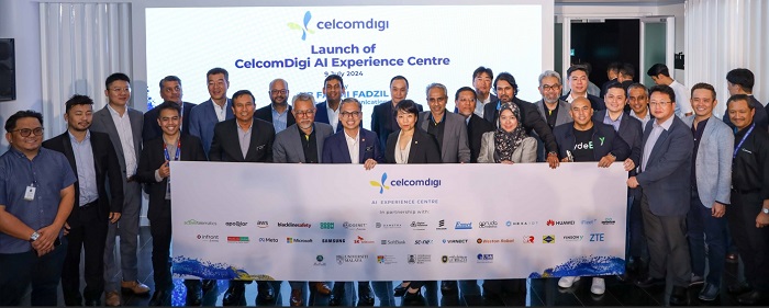 Idham Nawawi, CelcomDigi CEO (5th from left), Fahmi Fadzil (6th from left), Communication Minister, and, Albern Murty (6th from right) CelcomDigi deputy CEO) with partners of its AI Experience Centre (AiX).